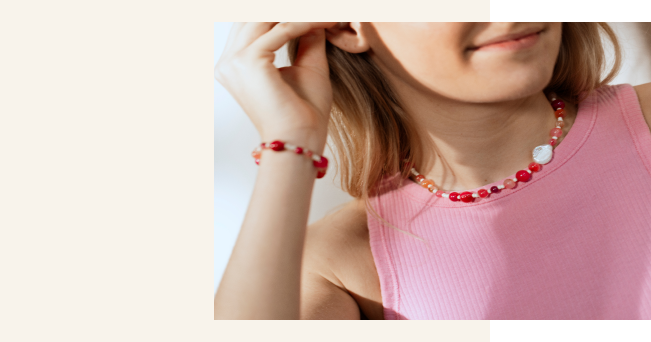 Modèle avec bijoux en agates