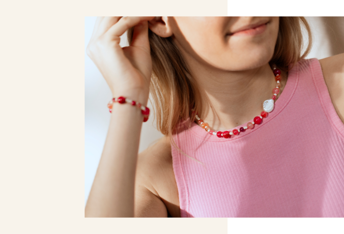 Modèle avec bijoux en agates