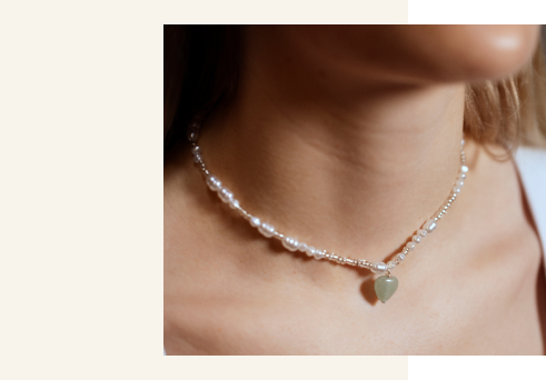 Modèle avec collier de bijoux en cristaux