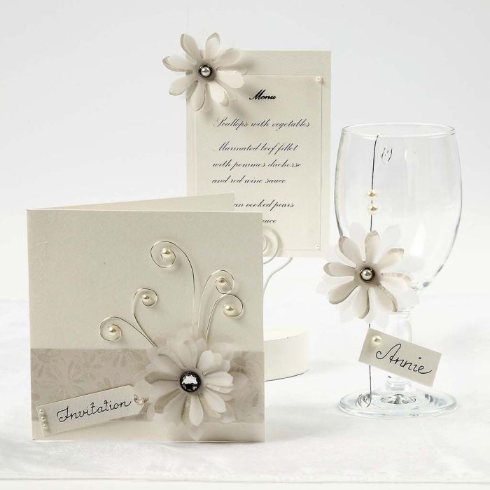 Des cartes couleurs crème avec des fleurs en papier vellum