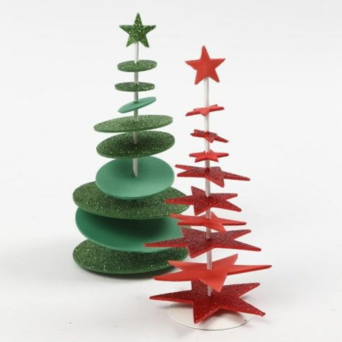 Un sapin de Noël en mousse découpé, fixé sur une barre avec un support