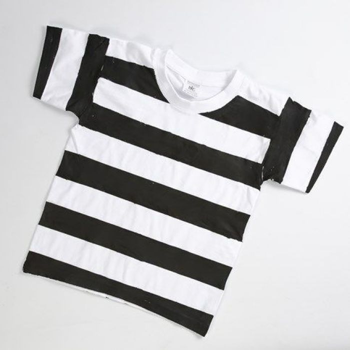 Gevangenis kleding gemaakt van een t-shirt met zwarte banen