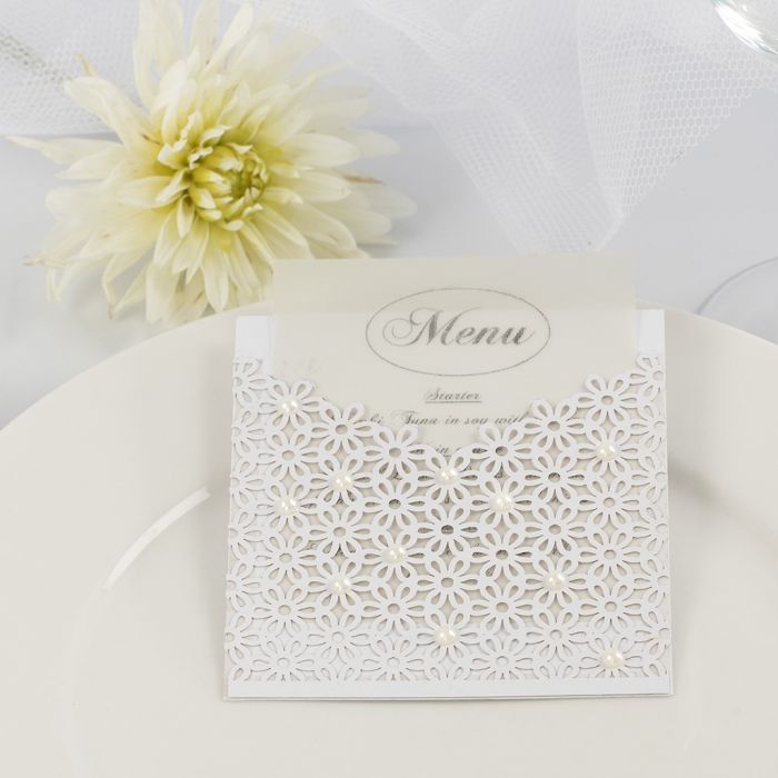 Menu de mariage dans une pochette en carton et papier cartonné à motif dentelle, décorée de demi-perles