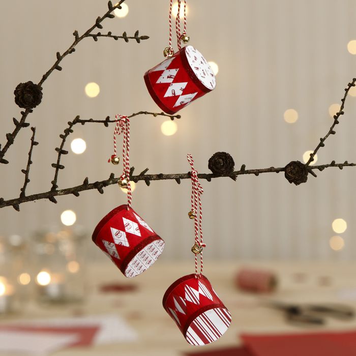 Tambours de Noël réalisés en papier Design et décorés de clochettes.