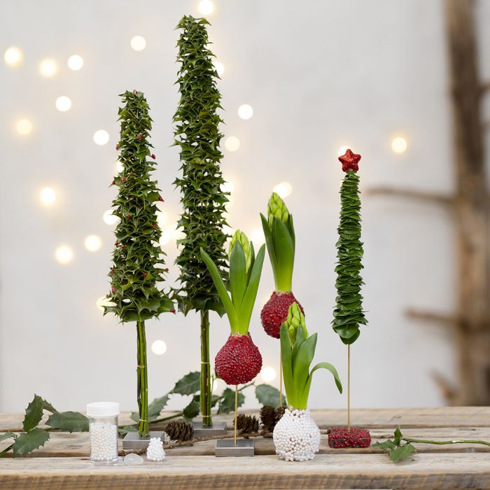 Sapin de Noël et décorations de Noël en feuillage naturel décorés avec de mini-perles en verre