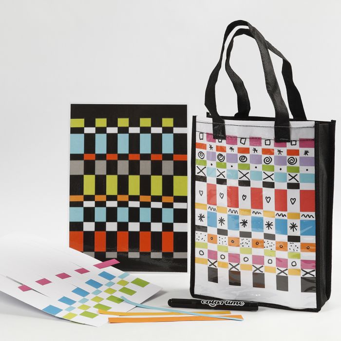 Un sac et un set de table décorés avec du tressage de papier