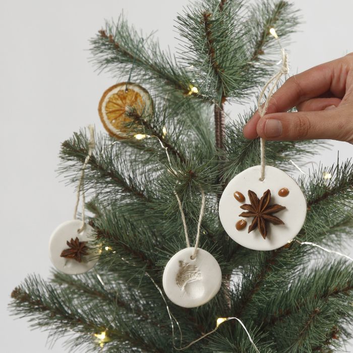 Hangende decoraties gemaakt van zelfhardende klei gedecoreerd met natuurlijke materialen