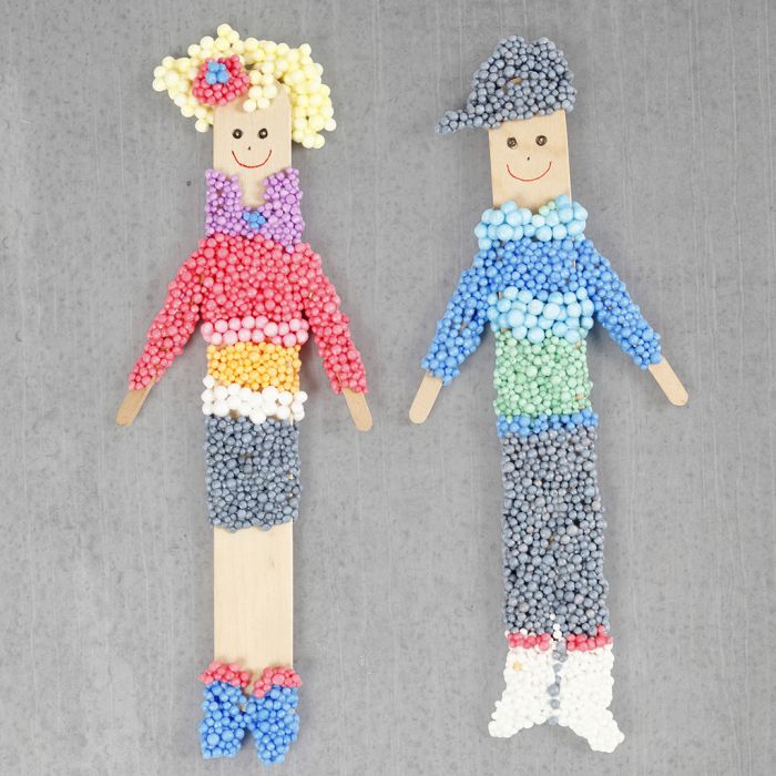 Poppen met een magneet gemaakt van ijsstokjes en Foam Clay