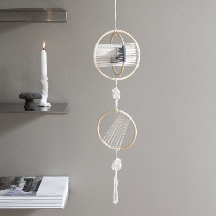 Mobile en macramé décoré de cristaux de roche