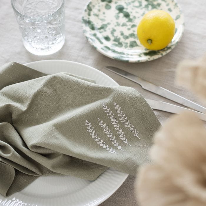 Serviettes en tissu décoré d'une broderie