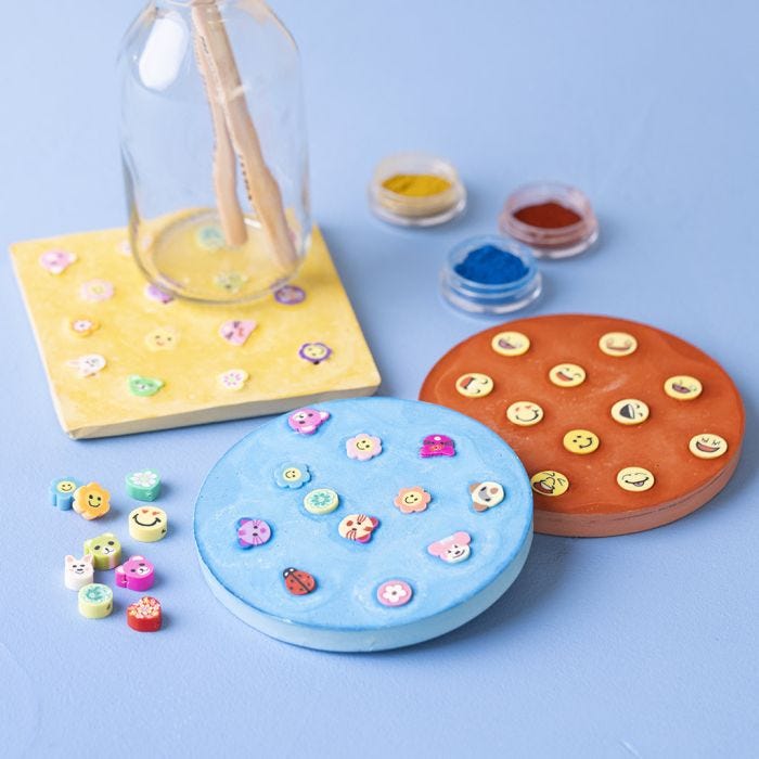 Coulez des carreaux avec des perles en forme de figurine