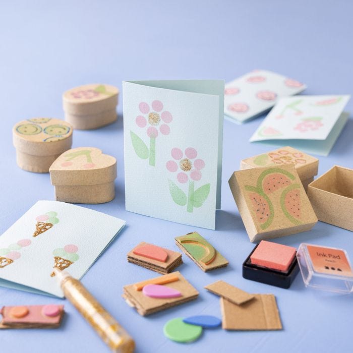 Impressions tampon sur des cartes et des boîtes