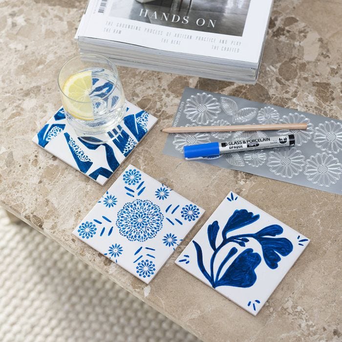 Dessous de verre décorés à l'aide d'un feutre pour porcelaine