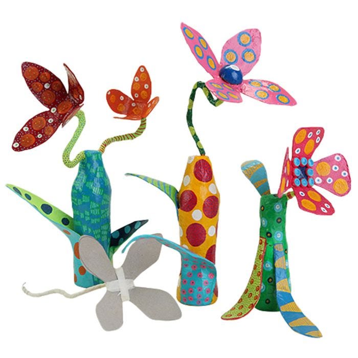 Fleurs en papier mâché inspirées par Yayoi Kusama.