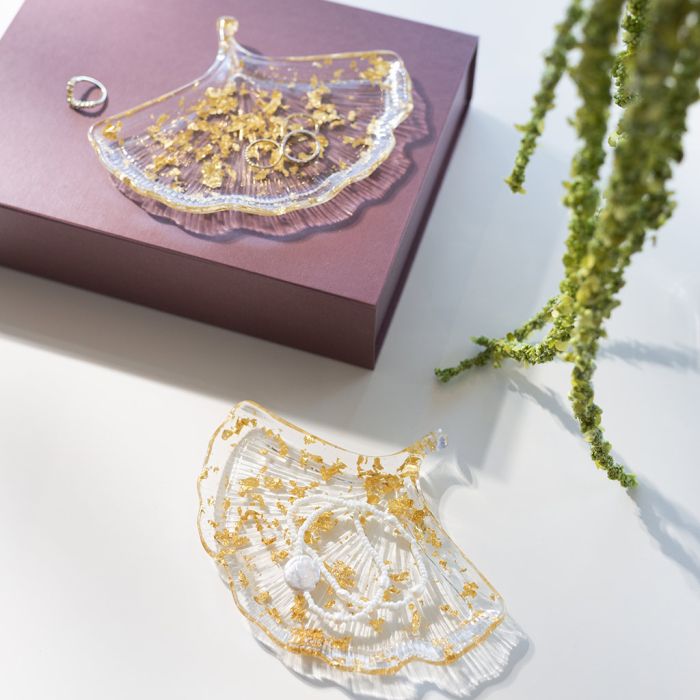 Plat en feuille en biorésine transparente avec détails dorés