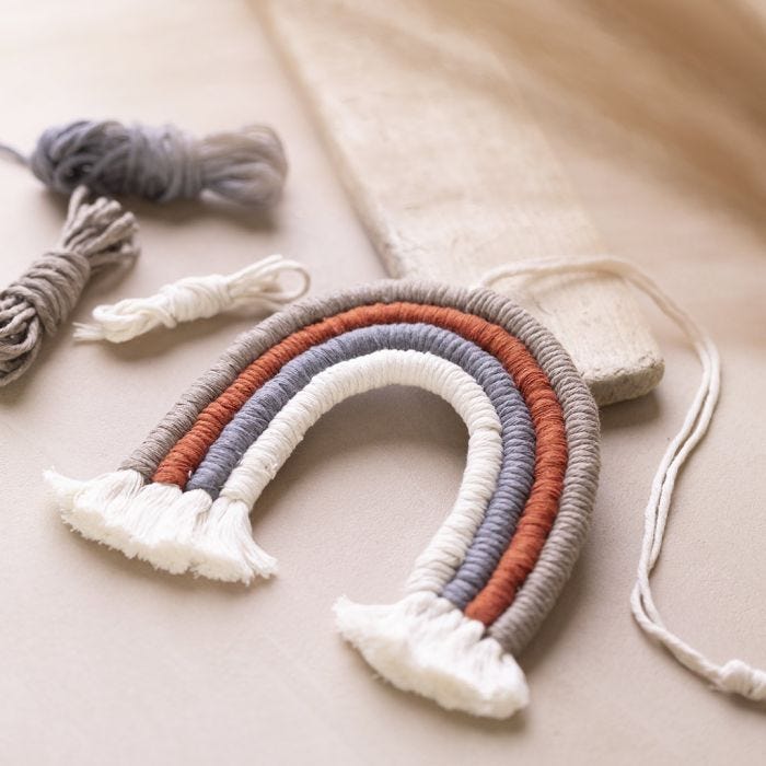Arc-en-ciel en macramé