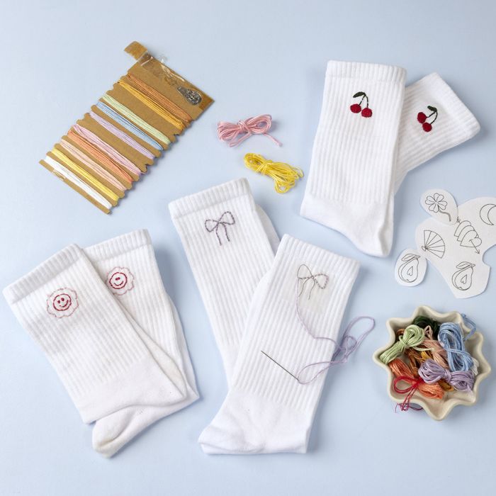 Chaussettes décorées de broderies