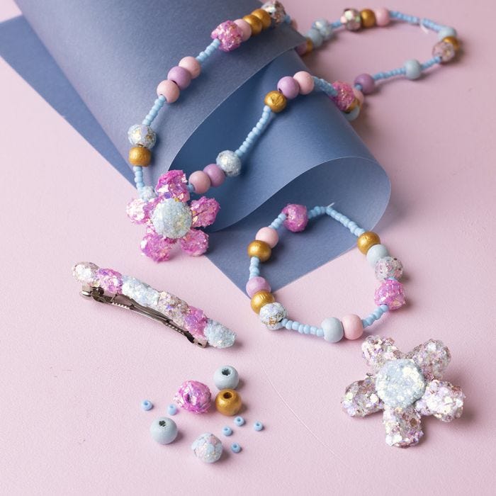 Des bijoux pour enfants faits avec des perles et de la pâte à modeler à paillettes Glitter clay