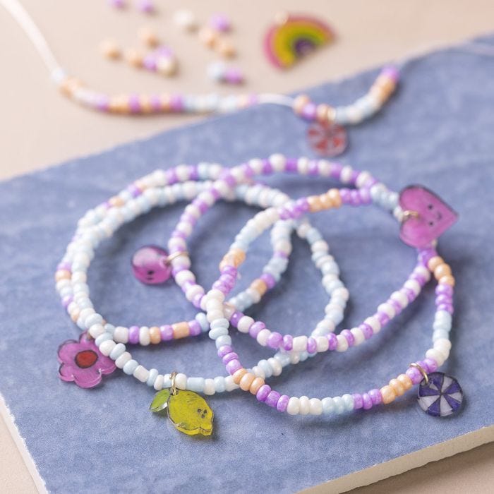 Un bracelet de perles décoré de charms en plastique thermorétractable