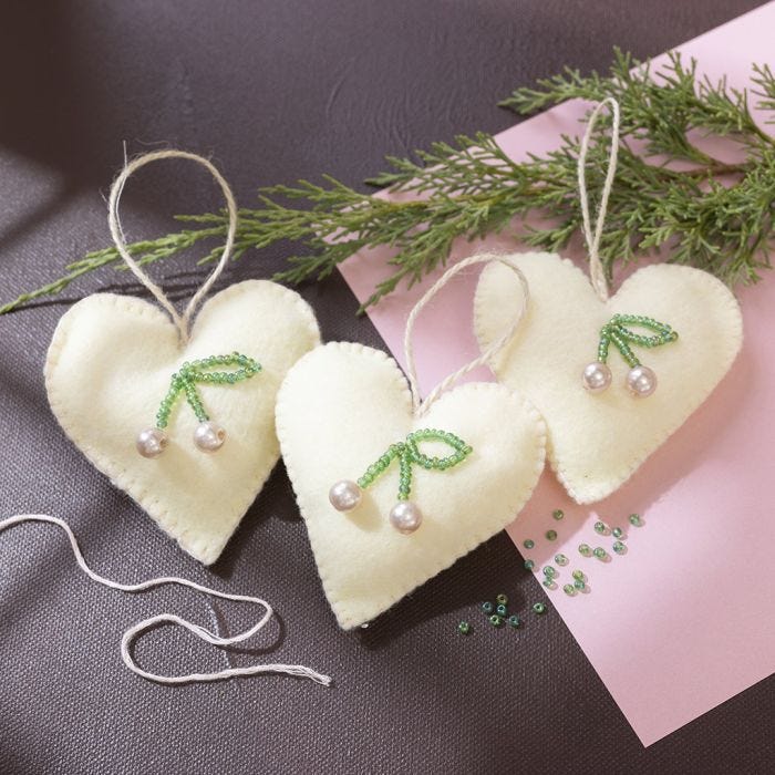 Cœurs de Noël en feutre décorés de cerises perlées