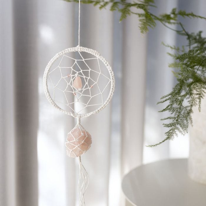 Attrape-rêves décorés de cristaux de quartz rose