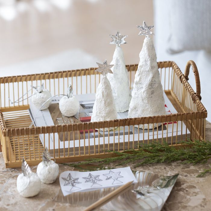 Sapins de Noël et pommes avec pâte à papier et décorations argentées