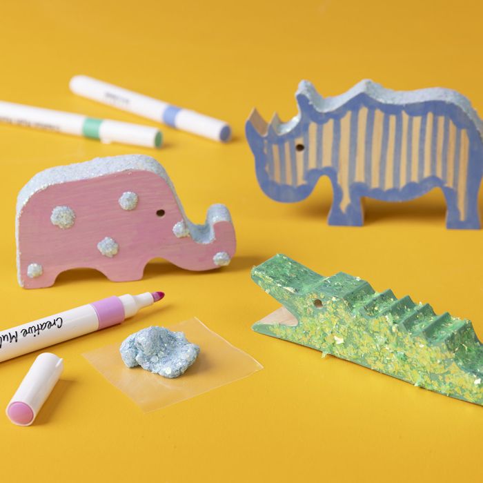 Animaux en bois décorés avec des feutres et de la Glitter clay