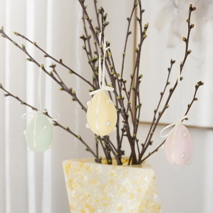Œufs pastel avec demi-perles et ruban de satin