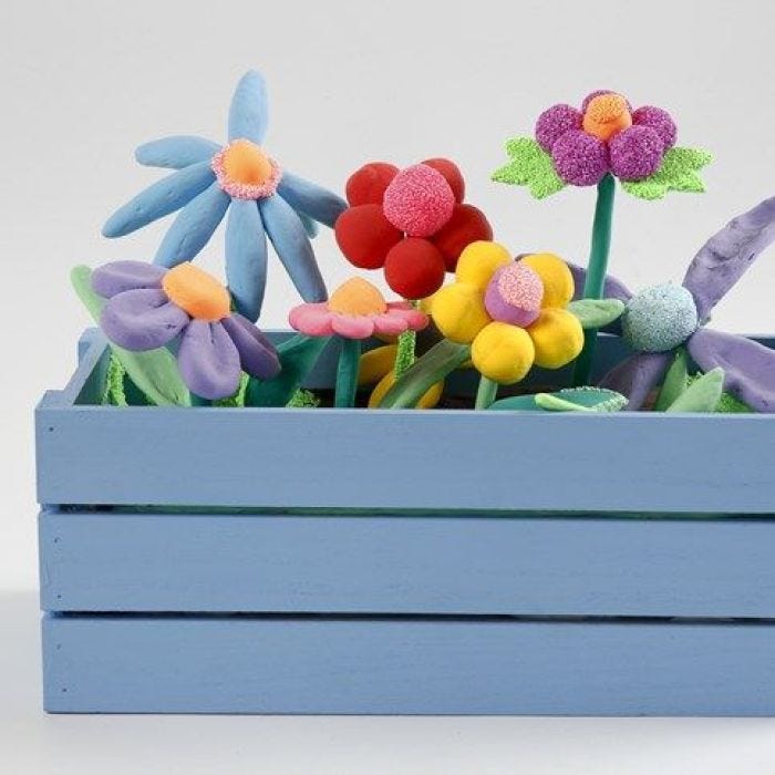 Une boîte fenêtre avec des fleurs faites en pâtes à modeler Silk Clay et Foam Clay