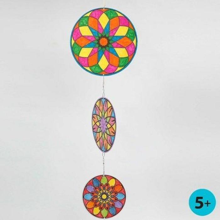 Un Mobile fait à partir de ronds disques en papier cartonné avec des motifs Mandala colorés