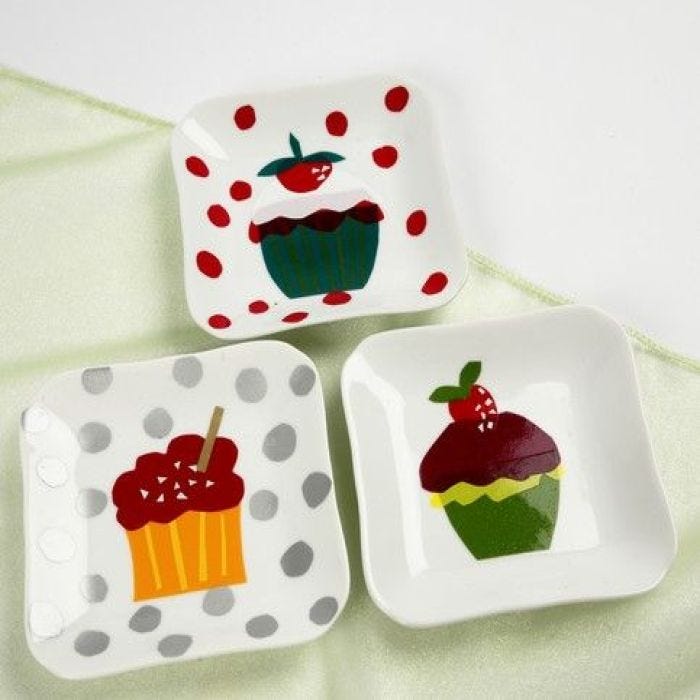 Assiettes à gâteaux décorées de gâteaux