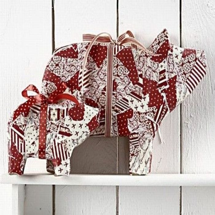 Cochons avec papier et rubans