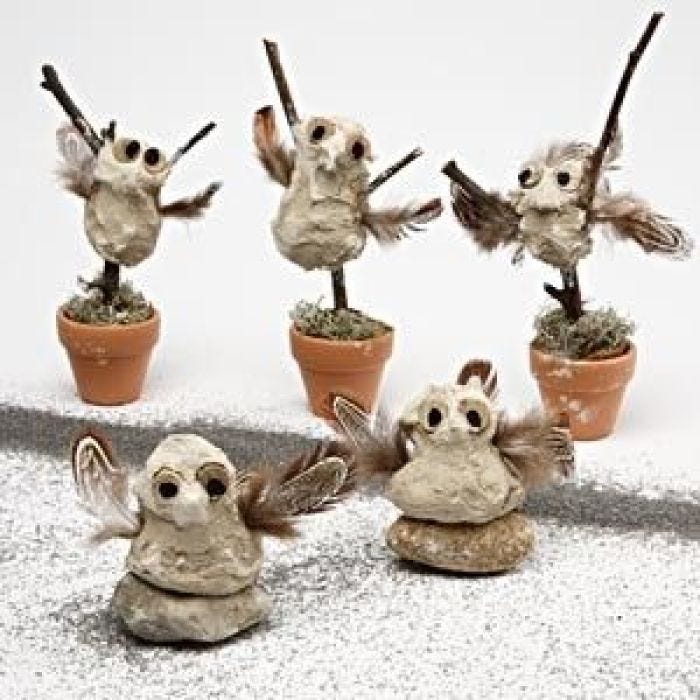 Pâte à papier maché utilisée pour la confection d'un oiseau, d'un mouton et d'un lièvre