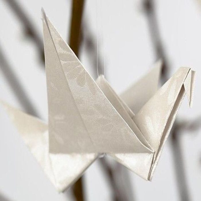 Un oiseau plié dans du papier