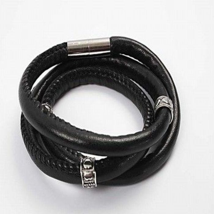 Un bracelet à la mode en cuir avec un fermoir magnétique