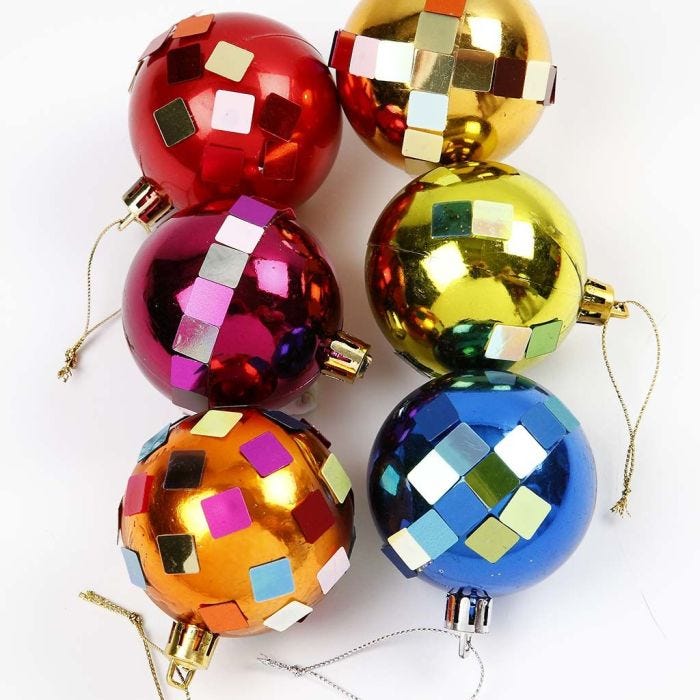 Des boules de Noël décorées