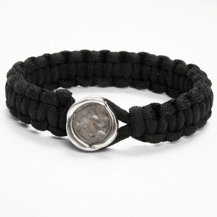 Un bracelet tressé avec une corde en polyester de 4 mm