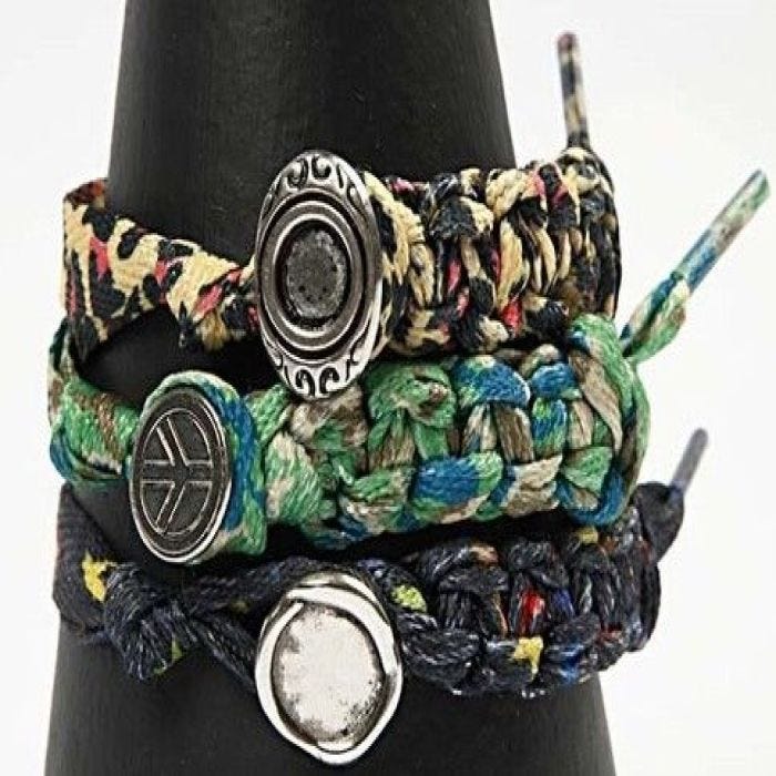 Des bracelets faits avec des lacets