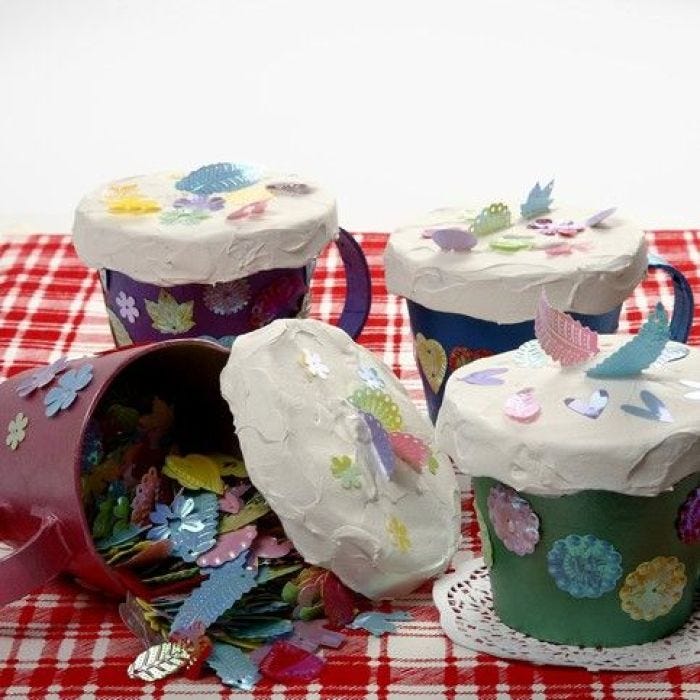 Boîte en papier mâché en forme de tasse et couvercle en crème chantilly