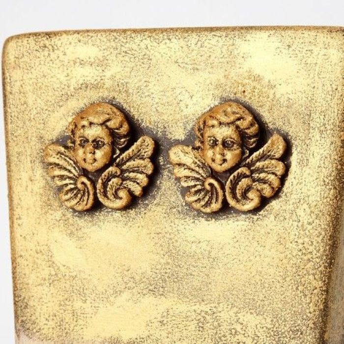 Un pot de fleurs avec la cire brillante Inka-Gold
