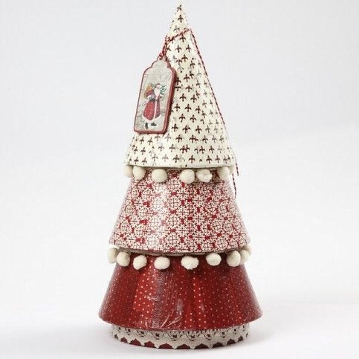 Un sapin de Noël en papier-mâché avec du découpage