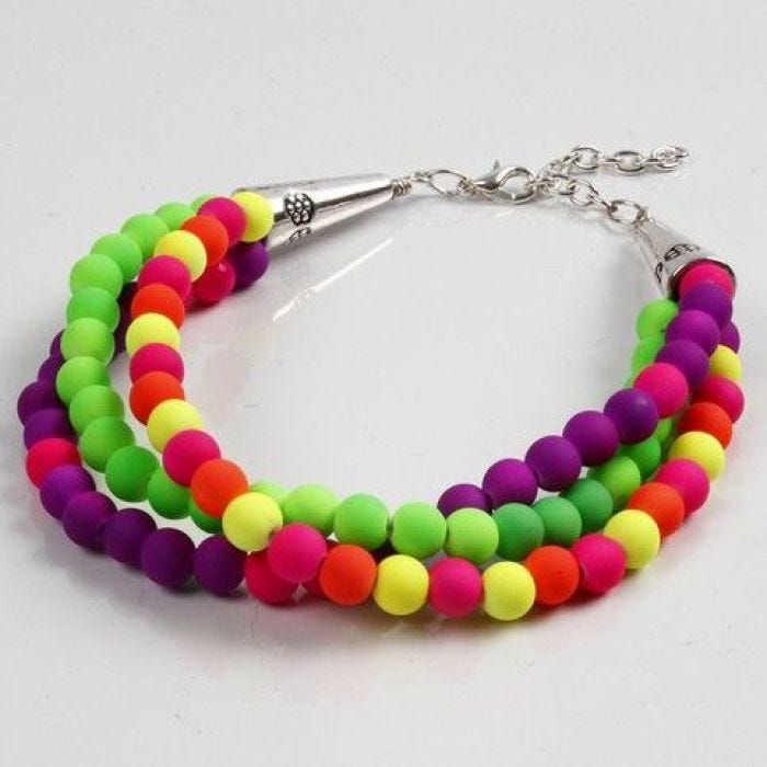 Bracelet enroulé avec perles fluo