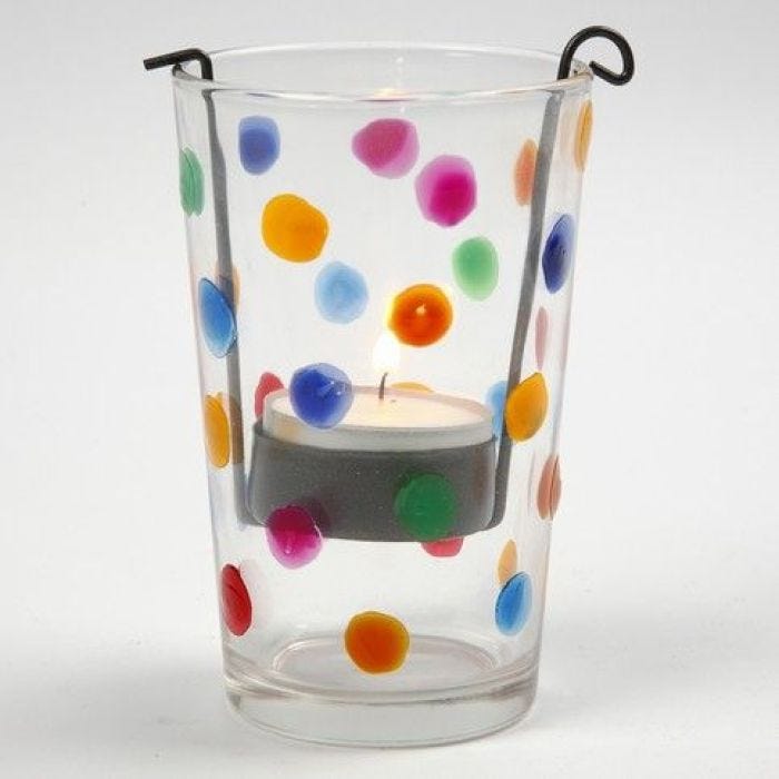 Un bougeoir décoré avec des points de couleur
