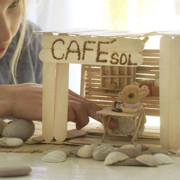 Un café et son intérieur fait de bâtons de friskos