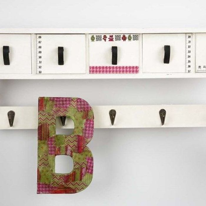 Une lettre en papier mâché avec découpage
