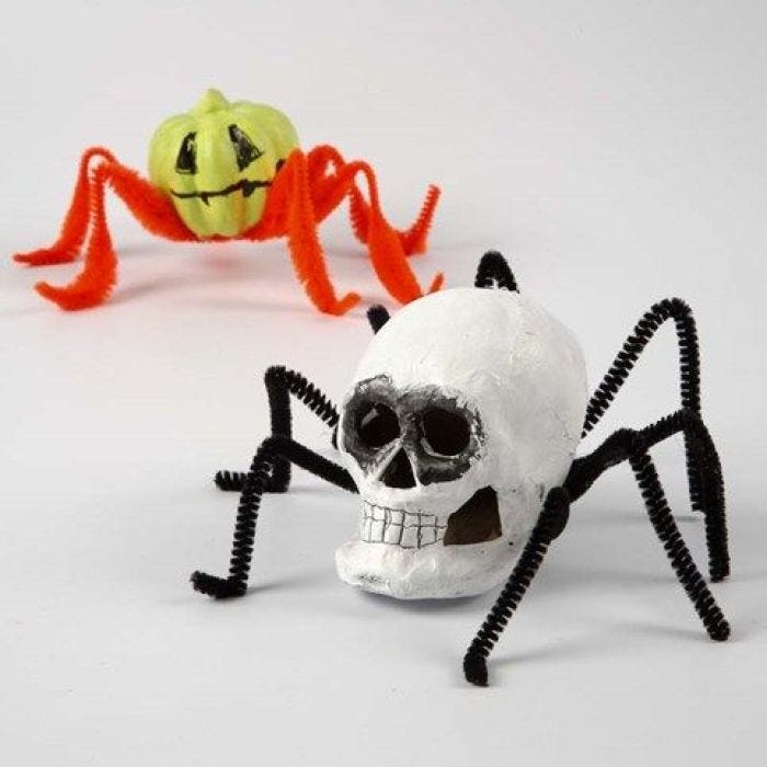 Creepy-Crawlies gemaakt van papier-maché en chenilledraad