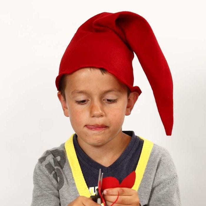 Un chapeau de Père Noël en feutre rouge