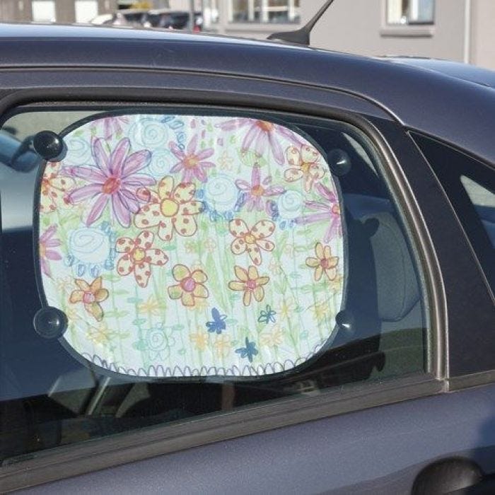 Un pare-soleil décoré de fleurs à l'aide de marqueurs pour tissu