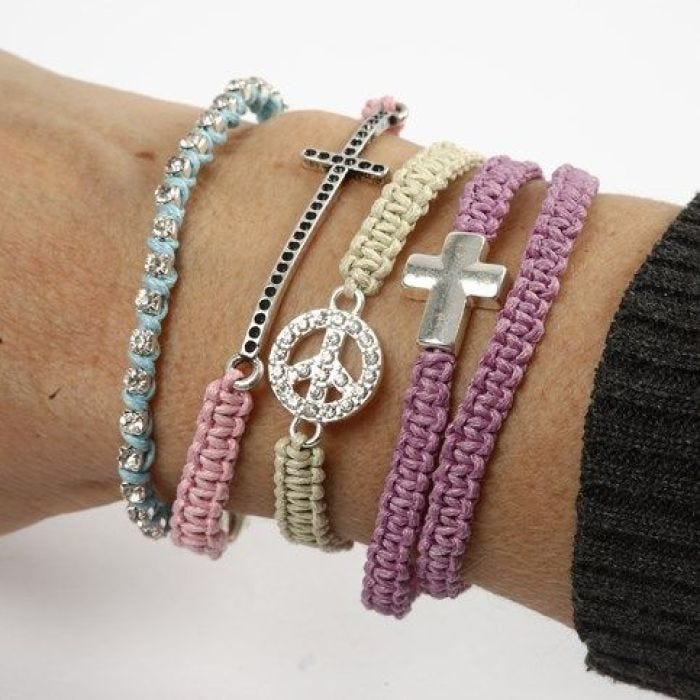 Un bracelet macramé avec ornements en métal