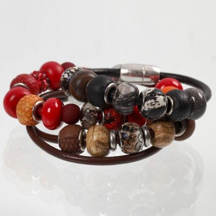 Un bracelet réalisé avec un bout de corde en cuir épais avec perles et perles d'espacement